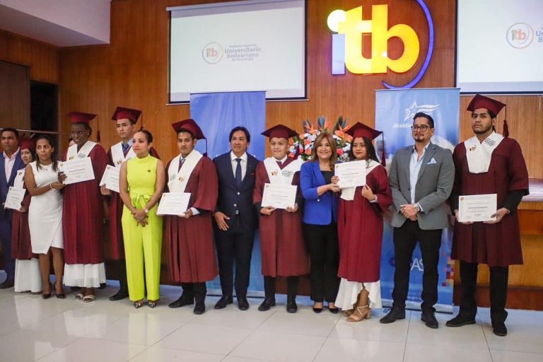 Graduación de la primera promoción de estudiantes de Becas de Excelencia Académica