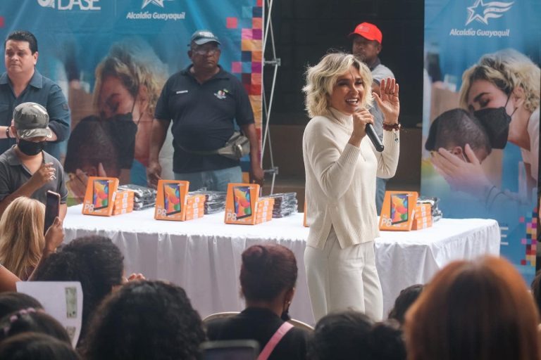 Entrega de más de 500 tablets en el CAMI Pascuales