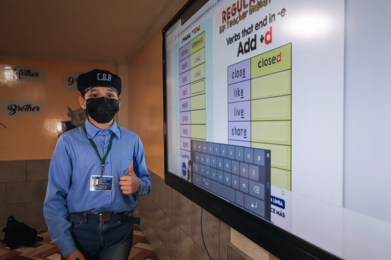 800 pantallas digitales entregadas a más de 200 unidades educativas del cantón Guayaquil