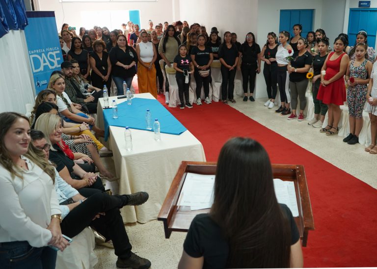 Culminó satisfactoriamente curso básico de peinados en Centro de Artes y Oficios O’Connor