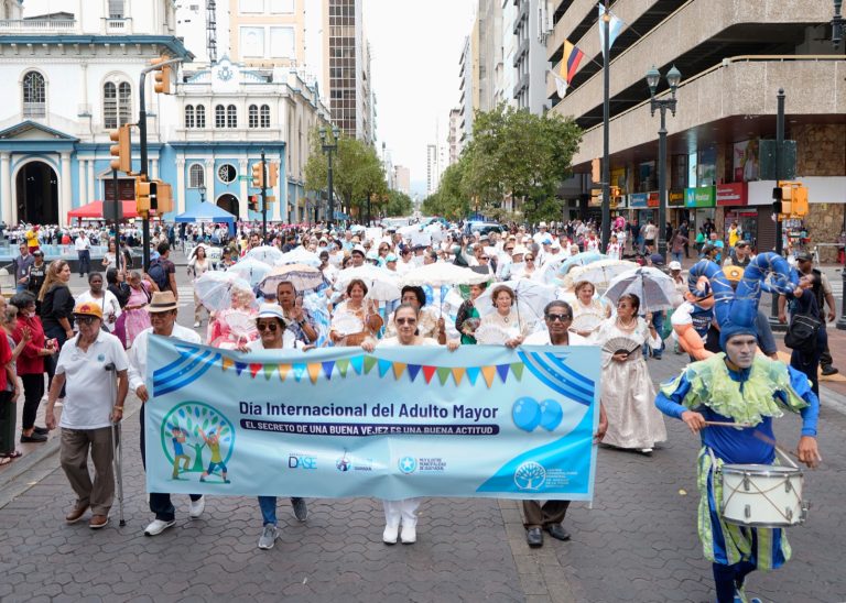 Más de 600 adultos mayores conmemoraron su día con un gran pregón cívico