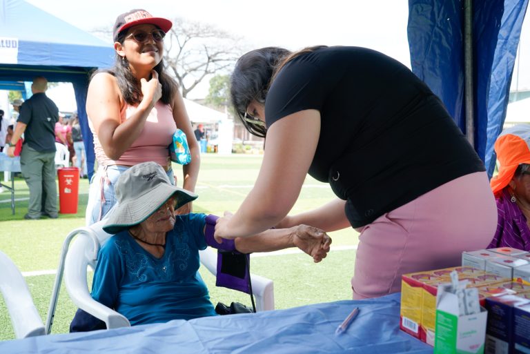 MORADORES DEL GUASMO SUR RECIBIERON BENEFICIOS EN LA FERIA DE SERVICIOS COMPARTIR CIUDADANO