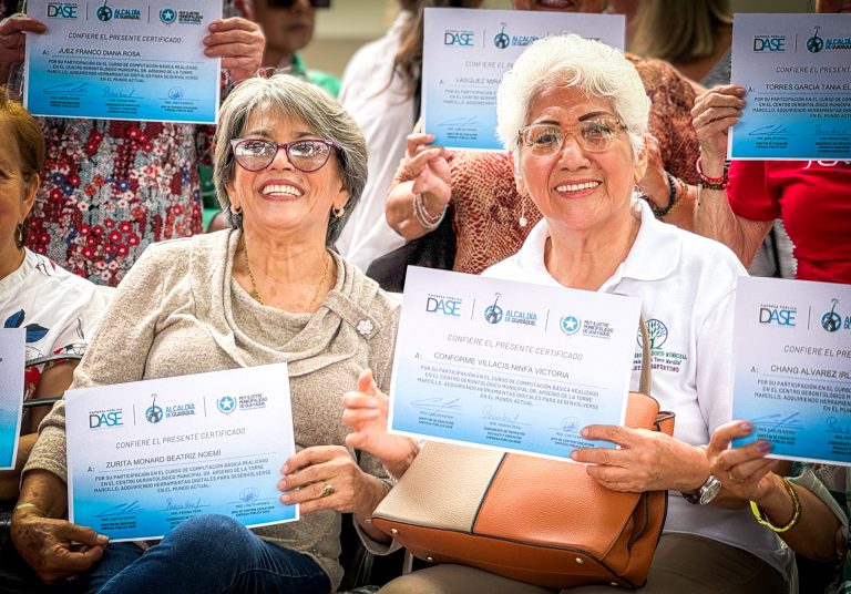 Adultos mayores finalizan curso de computación y acceden a servicios médicos en la feria “Bienestar Dorado”