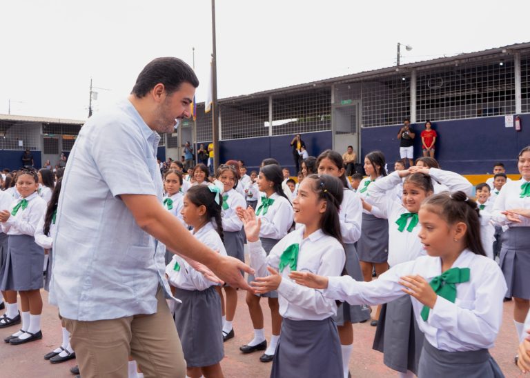 Alcalde Aquiles Alvarez entrega textos  escolares a 1.080 estudiantes del  noroeste de Guayaquil