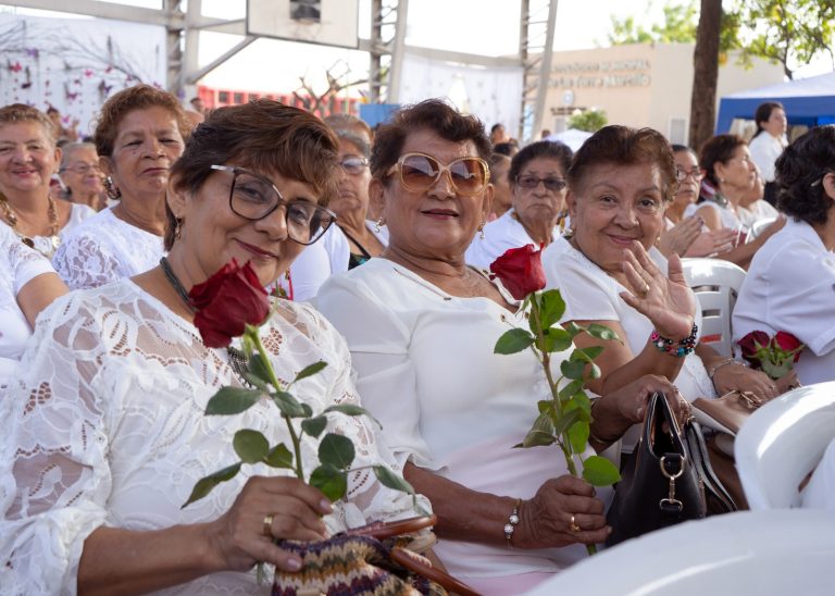 Alcalde Aquiles Álvarez lideró homenaje a las madres en el centro gerontológico