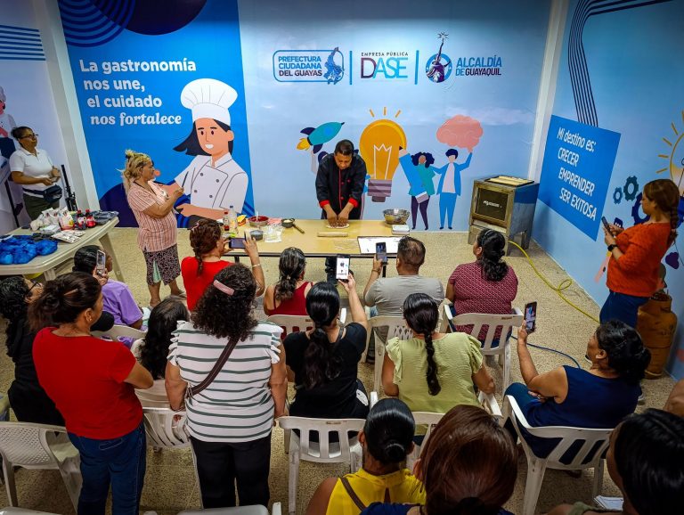 Los guayaquileños aprenden oficios productivos en los Centros de Atención Municipal Integral (CAMI)