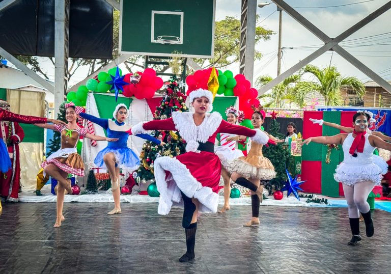 650 ciudadanos del sur de Guayaquil celebran la Navidad en un festival lleno de alegría y magia
