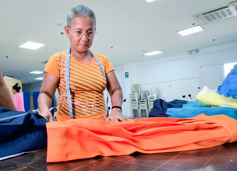 Beneficiarios de CAMI Cisne 2 reciben taller gratuito de patronaje, corte y confección
