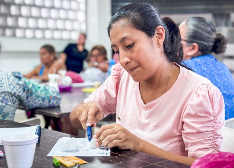 40 usuarios se capacitan en el Taller de Elaboración de velas aromatizantes en el CAMI 29 y Oriente