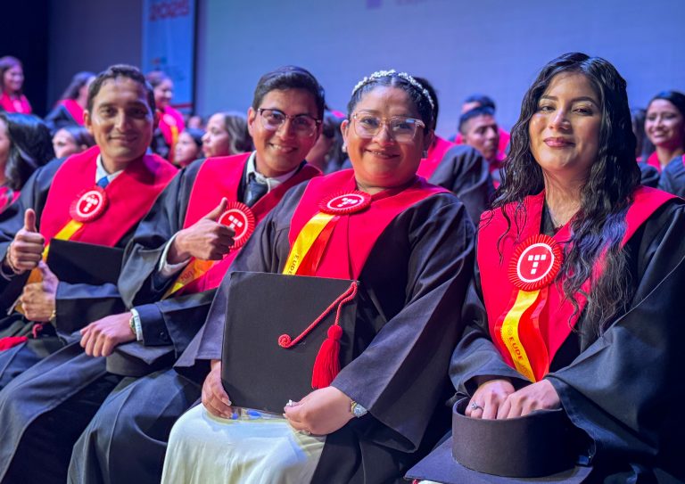 Programa Becas de Excelencia Académica de EP DASE gradúa a 328 estudiantes