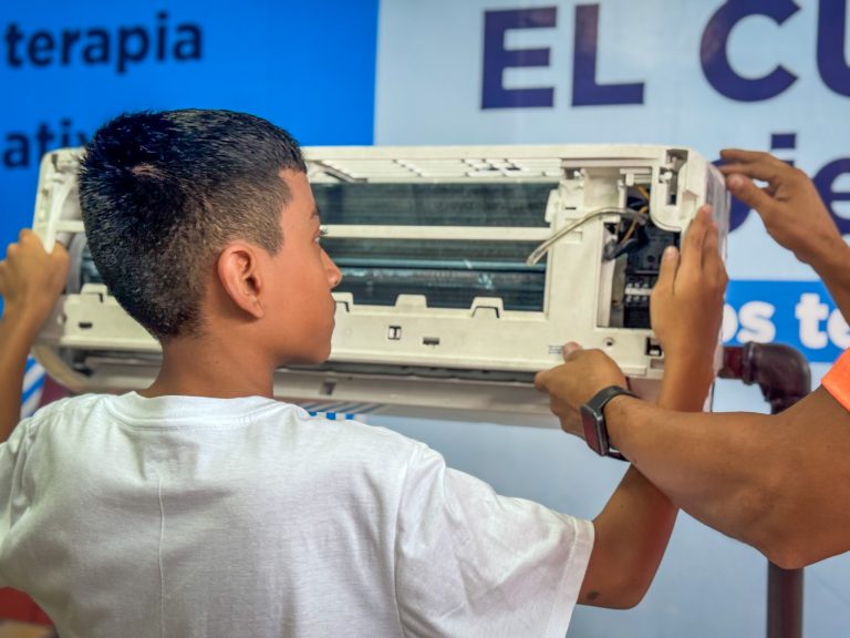 40 guayaquileños se capacitaron en el Taller de Sistema de Refrigeración de Aires Acondicionados en el CAMI Fertisa