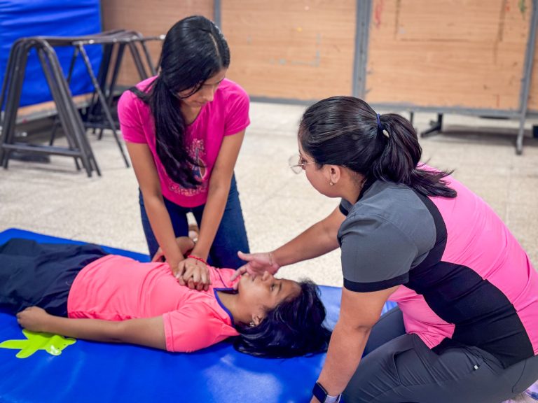 Se capacita a 50 personas en primeros auxilios para responder ante emergencias médicas