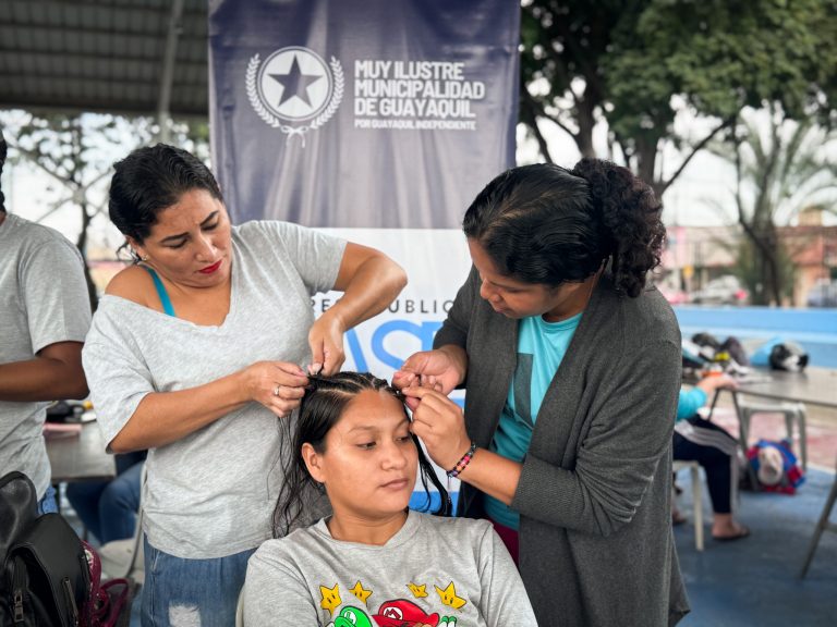 65 mujeres de Pascuales fortalecen su futuro económico con Taller de Trenzas y Peinados