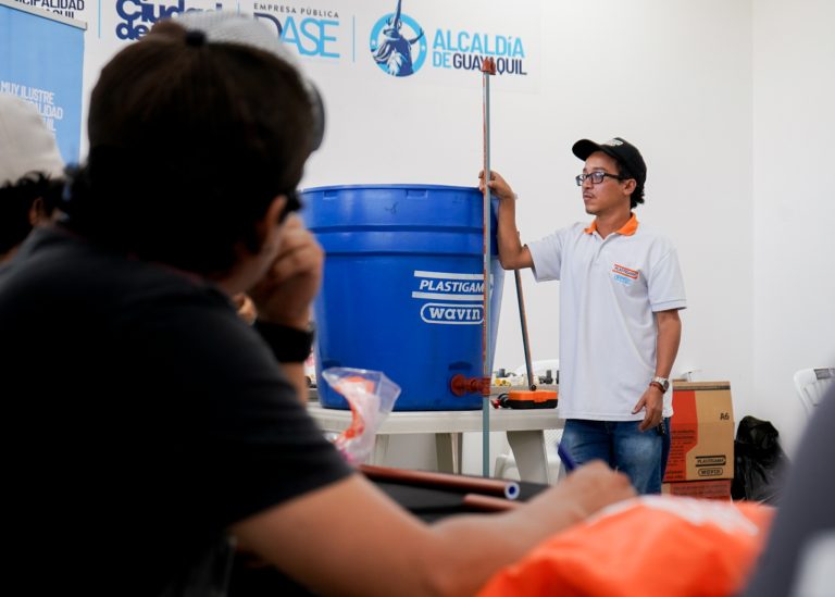 40 ciudadanos se capacitan en redes de aguas y desagüe en Casa Guayaca
