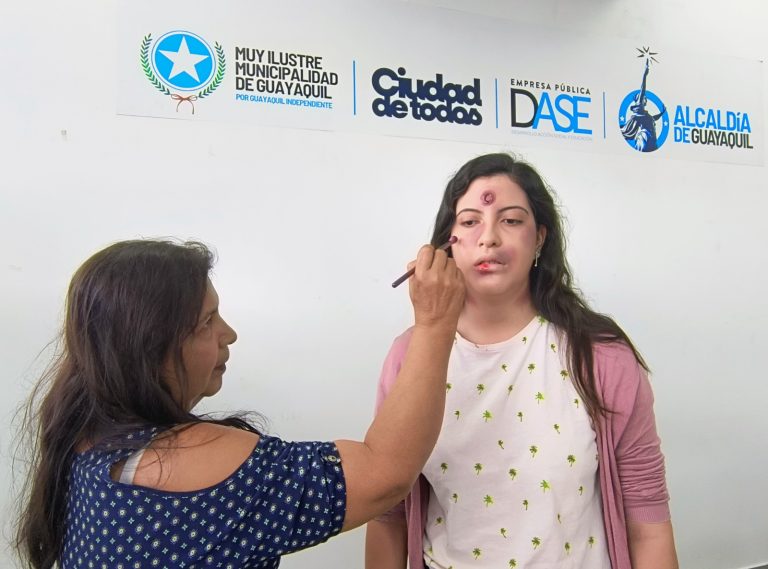 EP DASE impulsa talento de 60 mujeres en taller de maquillaje profesional con técnica en efectos especiales