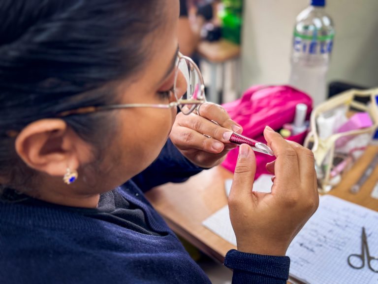 DASE EP y Mía Secret capacitan a mujeres guayaquileñas en la técnica Polygel