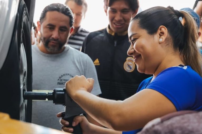 Mujeres guayaquileñas desafían estereotipos y se capacitan en oficios técnicos en el Centro  de Capacitación Huancavilca