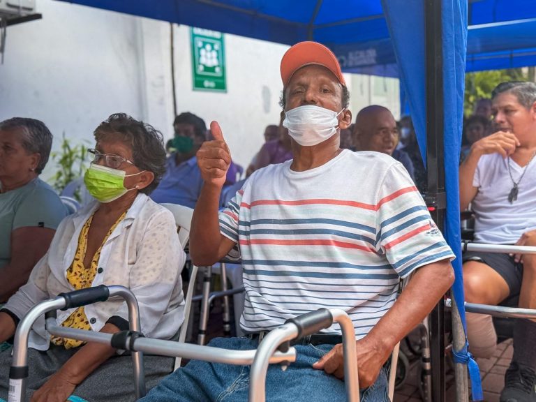 83 adultos mayores reciben bastones y andadores para recuperar su autonomía