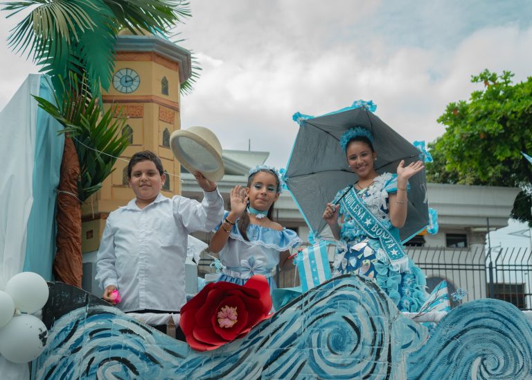Desfile «Guayaquil, Historia Viva» reunió a bandas de paz y carros alegóricos por Fiestas Julianas