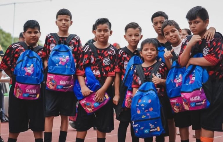 Educación y deporte benefician a miles de familias guayaquileñas con kits escolares e implementos deportivos