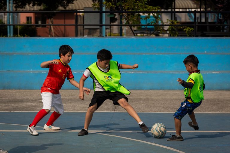Niños y adolescentes encuentran en ZUMAR un espacio gratuito para practicar futsal