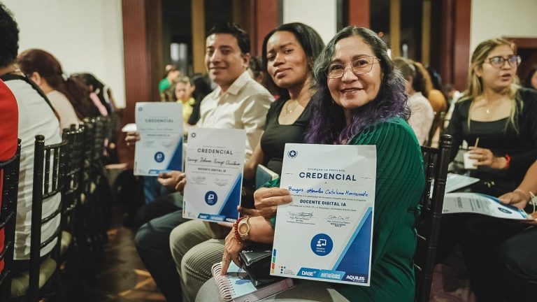 778 becas entregan la Alcaldía de Guayaquil y DASE EP a maestros de profesión con el programa Docente Digital + IA