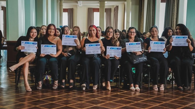 La Alcaldía de Guayaquil suma 327 nuevos graduados en técnicas de belleza y estética integral