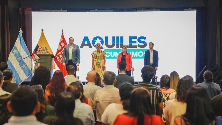 1.158 jóvenes celebraron su graduación en programas de preparación universitaria y becas de inglés de DASE EP