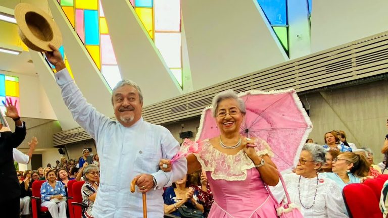Adultos mayores del Gerontológico Municipal celebraron a Guayaquil con música, arte y tradición
