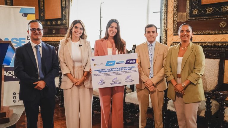 DASE EP y PARADOX impulsan 410 becas para carreras tecnológicas de alta demanda
